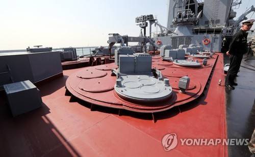 (부산=연합뉴스) 김재홍 기자 = 13일 부산 해군작전사령부에 정박한 러시아 해군 태평양함대 소속의 1만1천t급 유도탄 순양함 바랴크함의 갑판에 있는 수직 미사일 발사대. 바랴크함은 P-500 바잘트 대함미사일 16기, S-300 장거리 대공미사일 64기, AK-130 130㎜ 함포 1문, Ka-25 헬기 1대를 탑재하고 있다. 승조원은 520여명이다. 2017.4.13       pitbull@yna.co.kr