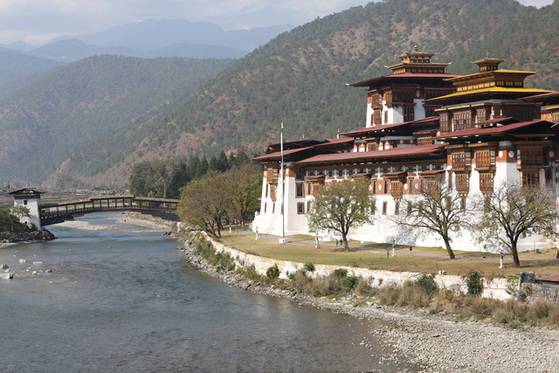 부탄에서 가장 아름다운 종(Dzong, 요새이자 사원) 중 하나인 푸나카 종.