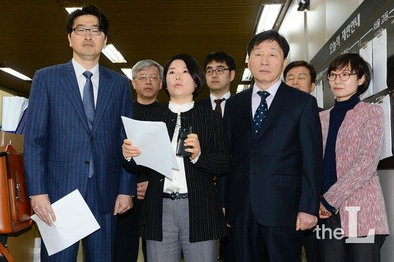 위은진 전 대한변협 인권위원회 부의원장 등 인권위원들이 서울 서초구 서울중지앙지법 기자실에서 테러방지법 의견서 제출 관련 기자회견을 열고 있다. 이날 참석자들은 "대한변협은 테러방지법안 의견서가 결코 대한변협 공식입장을 반영한 것이 아님을 공개적으로 밝혀야한다"고 주장했다.2016.3.2/사진=뉴스1