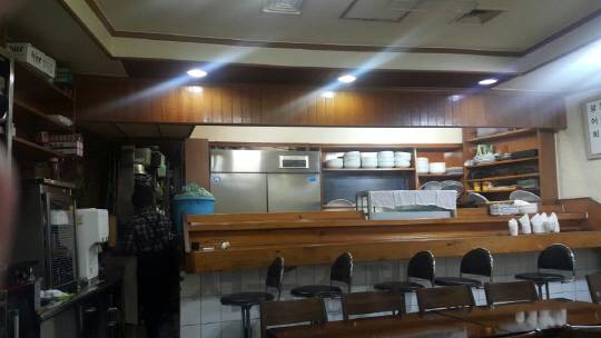 영업 마감에 들어간 삼우일식. 오래된 목제 식탁이 조명에 반질반질 빛난다.