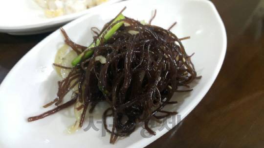 남해에서 자라는 해초인 꼬시래기 무침. 30초 정도 데치면 살짝 푸른 빛이 돌면서 꼬들꼬들한 맛이 난다.