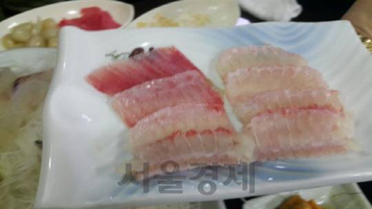 홍어회를 이만큼이나 내주셨다! 아주머니가 흡족하셨나 보다.