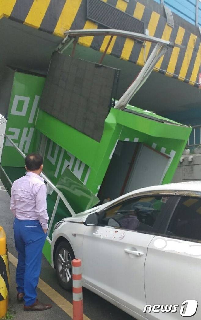 17일 오전 11시께 배모씨(57)가 운전하던 국민의당 순천시선거대책본부 유세차량 윗부분이 아랫장 진입 지하도로 통로 박스 상단에 걸리며 멈춰서자 뒤따르던 택시가 추돌했다.(독자 제공)2017.4.17/뉴스1 © News1 지정운 기자