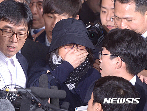 '비선 실세' 최순실씨는 지난해 10월30일 도피 중인 유럽에서 귀국했다. 그 다음날인 31일 오후 피의자 신분으로 검찰 특별수사본부에 출두하면서 입을 손으로 가린 채 울먹이고 있는 모습. 그는 검찰에 긴급체포된 뒤 11월3일 구속됐다. 뉴시스