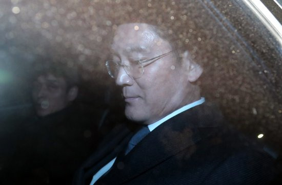 뇌물공여 혐의로 구속영장이 재청구된 이재용 삼성전자 부회장이 지난 2월16일 오후 법원의 영장실질심사를 마치고 서울구치소로 향하고 있는 모습. 이 부회장은 결국 다음날 오전 영장이 발부돼 구치소를 나가지 못하고 곧바로 수감됐다. 뉴시스