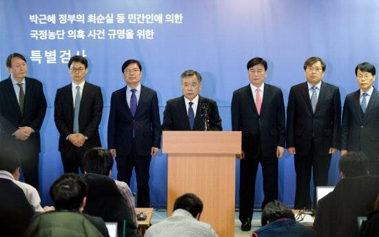 박영수 특별검사가 지난 3월6일 오후 특검 수뇌부를 배석시킨 가운데 최종 수사 결과를 발표하고 있다. 왼쪽부터 윤석열 수사팀장, 이규철 특검보, 박충근 특검보, 박 특검, 이용복 특검보, 양재식 특검보, 어방용 수사지원단장. 특검팀은 황교안 대통령 권한대행으로부터 수사기간 연장을 승인받지 못해 2월 말로 90일간의 대항해를 마쳤다. 뉴시스