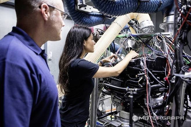 M256 엔진을 테스트 중인 메르세데스-벤츠 엔지니어들