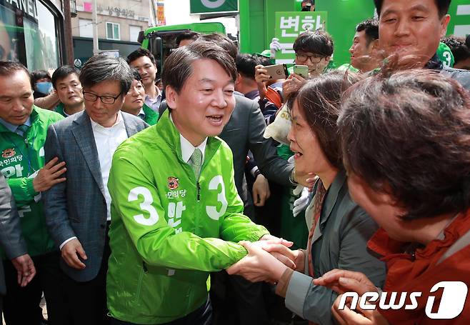안철수 국민의당 대선 후보가 18일 대구 중구 동성로 대구백화점 일대에서 열린 '시민이 이깁니다' 대구 국민승리유세에 참석하며 시민들과 인사하고 있다. 2017.4.18/뉴스1 © News1 송원영 기자
