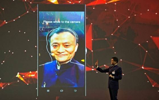 중국 최대 전자상거래 업체 알리바바가 ‘얼굴인식 결제’를 도입했다. 마윈 회장은 2015년 3월 15일(현지시간) 독일 하노버에서 열린 전자통신박람회 2015에서 이 서비스를 ‘스마일 투 페이’라고 소개하고 쇼핑 과정을 시연했다. [사진 알리바바]
