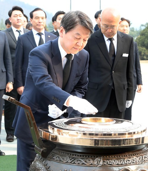 대전현충원 참배하는 안철수 - 국민의당 대선주자인 안철수 전 대표와 당 지도부가 26일 대전현충원을 찾아 참배하고 있다. 2017.3.26 연합뉴스