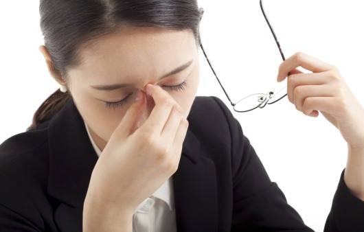 눈에 피로를 느끼는 여성