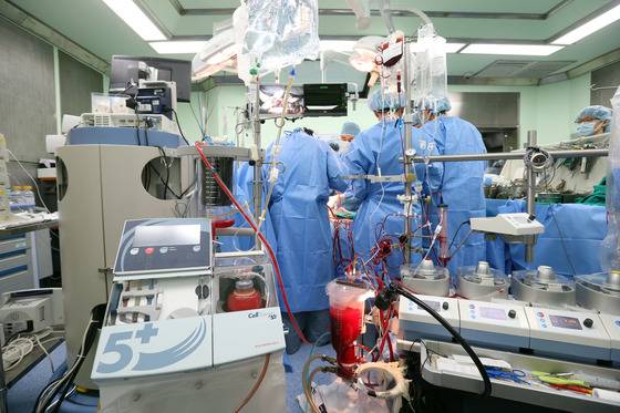 18일 고려대 안암병원 수술실에서 의료진이 60대환자의 심장 수술을 위해 자가 혈액을 모아 수혈하는 셀 세이버 장비를 가동하고 있다. [김성룡 기자]