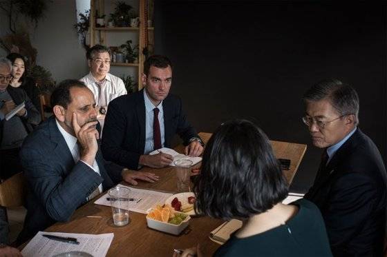 문재인 더불어민주당 대선 후보가 지난 15일 서울 마포의 한 카페에서 타임지와 인터뷰를 하고 있다. [사진 타임지]