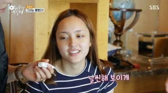 어머니가 화장을 해주던 당시 방송. [사진 SBS 방송 캡처]