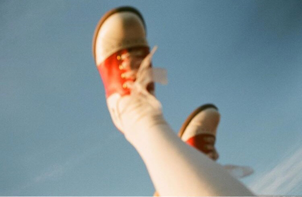 혼자 있는 시간을 좋아하는 김청아 작가. 스스로에게 깊이 빠져있는 모습을 인식했고, 소용돌이에 빨려 들어가는 자신을 표현했다고 한다.