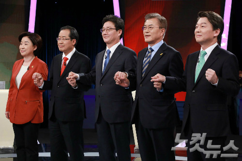 심상정 정의당 대선후보(왼쪽부터), 홍준표 자유한국당 대선후보, 유승민 바른정당 대선후보, 문재인 더불어민주당 대선후보, 안철수 국민의당 대선후보가 19일 오후 서울 여의도 KBS본관에서 열린 KBS 주최 대선후보 토론회에서 토론 전 기념촬영을 하고 있다. (사진=박종민 기자)