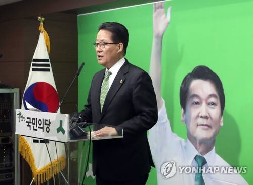 (서울=연합뉴스) 배재만 기자 = 국민의당 박지원 상임선대위원장이 20일 오전 서울 여의도 당사에서 긴급 기자회견을 열고 "더불어민주당 문재인 후보 선대위가 호남과 영남 유권자를 분리하고, 특히 안철수 갑질·부패 프레임 공세를 강화하고 의혹 검증 지속 등 비공식 메시지를 SNS에 집중적으로 확산하라고 지시하고 있다"고 밝히고 있다. 2017.4.20      scoop@yna.co.kr
