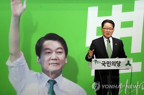 (서울=연합뉴스) 배재만 기자 = 국민의당 박지원 상임선대위원장이 20일 오전 서울 여의도 당사에서 긴급 기자회견을 열고 전날 밤 대선후보 TV 토론에서의 주적 논란을 거론하며 "문 후보는 주적이 어디냐는 질문에 주저했지만, 엄연히 국방백서에는 주적이 북한"이라며  "문 후보가 주적에 답변을 못 한 것은 마치 대통령이 되면 미국보다 북한을 먼저 가겠다는 것으로, 안보문제를 이해하지 못하는 것"이라고 주장하고 있다. 2017.4.20      scoop@yna.co.kr