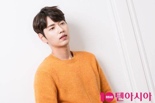 배우 윤채성이 서울 중구 청파로 한경텐아시아 루이비스 스튜디오에서 진행된 인터뷰에 앞서 포즈를 취하고 있다. / 사진=이승현 기자 lsh87@