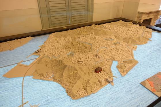 목포 시가지 모형. 색이 밝은 지역은 예전에 대부분 갯벌이나 바다였다고 볼 수 있다. 목포 땅의 3분의 2가 간척지라고 한다. 목포 근대역사관 전시물을 촬영했다.