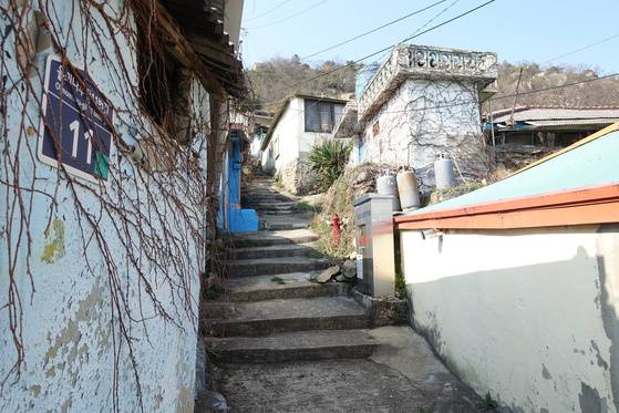 온금동 골목 계단 길. 집도 사람도 길도 윤기가 쪽 빠져 보인다.