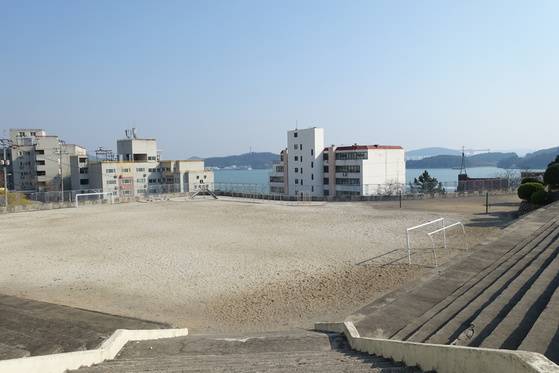 ‘조금이’라고 불리던 온금동 아이들이 꿈을 키웠을 서산초등학교 운동장. 공을 세게 차면 바다로 빠질 것 같다.