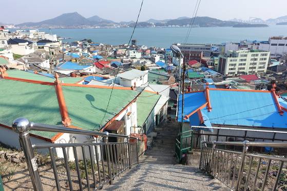 보리마당에서 서산동 비탈 마을로 내려가는 계단 길 초입. 경사와 엄청난 계단 수가 사진으로도 느껴진다.