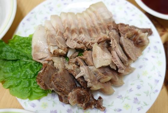 삼합의 한 축인 돼지수육은 삼겹살과 다리살이 반반이다.
