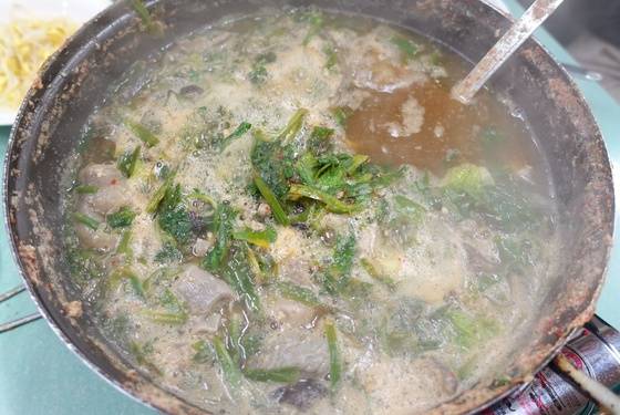 보리 순과 자투리 고기가 넉넉히 들어간 홍어 애국. 보통은 ‘애탕’이라고 하는데 이 집은 애국이라고 했다.