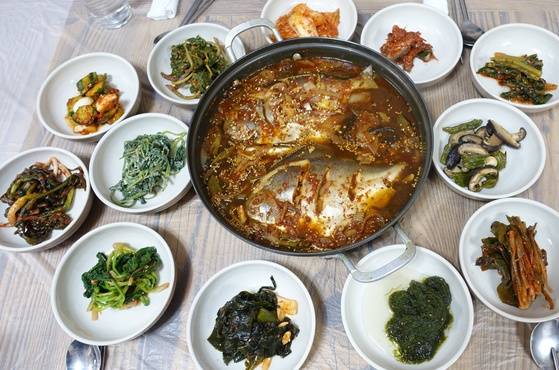 신안진애식당의 병어조림과 12찬 아침상. 병어조림에는 특이하게도 주인의 고향인 도초도 야생 갓으로 담근 묵은지가 바닥에 깔려 있었다. 반찬 모두 차지한 자리 값은 했다.