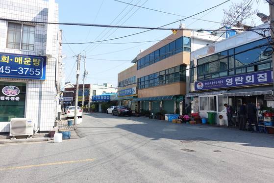 목포 ‘민어의 거리’. 민어 전문 횟집들이 모여있다.