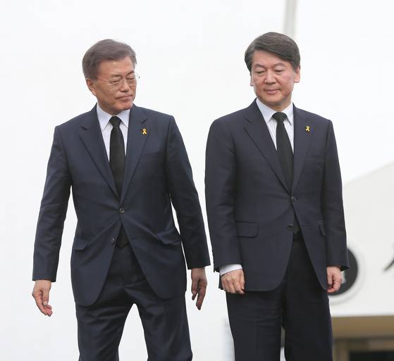 문재인 더불어민주당 대선후보와 안철수 국민의당 후보가 지난 16일 세월호 3주기 기억식이 열린 안산 세월호 희생자 합동분향소에서 정명선 4.16 세월호 참사 가족협의회 운영위원장과 인사한 뒤 단상을 내려가고 있다. [중앙포토]