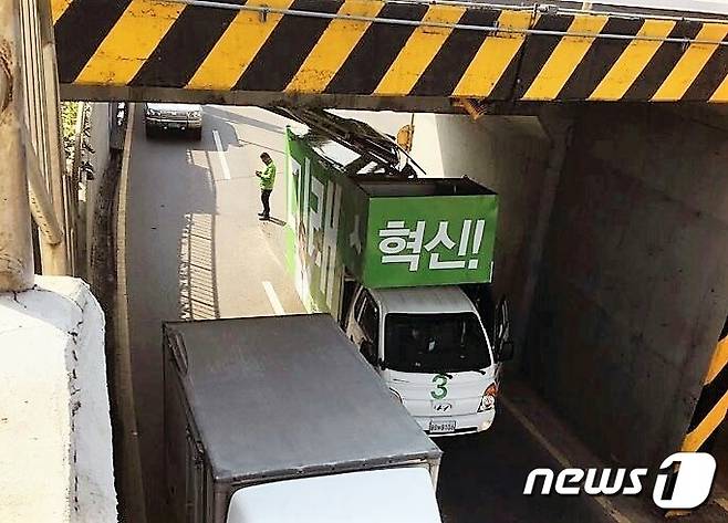 (순천=뉴스1) 지정운 기자 = 대선 공식 선거운동 시작 후 첫 주말인 22일 오전 9시40분께 전남 순천시 아랫장 진입 지하차도를 지나던 안철수 국민의당 후보의 유세차량 LED 전광판이 지하차도 천장에 걸리는 사고가 발생했다.(독자 제공)2017.4.22//뉴스1 © News1 지정운 기자