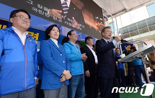 문재인 더불어민주당 대선 후보가 22일 울산 삼산동 롯데백화점 앞 광장에서 열린 집중유세에서 유권자들의 지지를 호소하고 있다. 2017.4.22/뉴스1 © News1 허경 기자