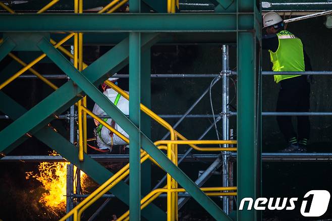 22일 오후 전남 목포시 호남동 목포신항 철재부두에서 코리아샐비지 직원들이 세월호 좌현에서 새로운 출입구를 확보하기 위해 천공작업을 하고 있다. 2017.4.22/뉴스1 © News1 성동훈 기자