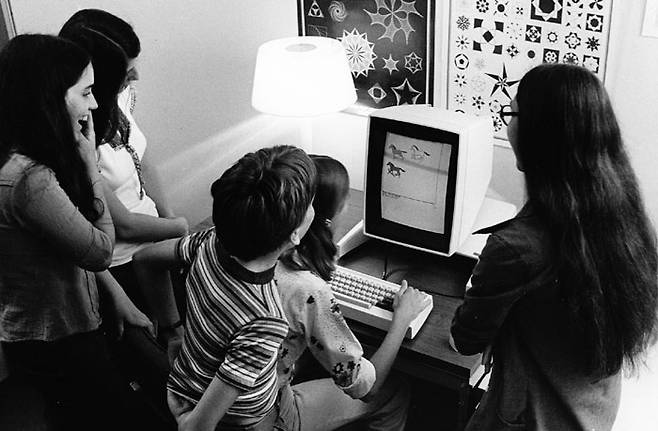 테일러가 1970년대 개발한 초기 PC ‘앨토’를 집에서 사용하는 사람들의 모습 / 유럽입자물리연구소·TED 제공
