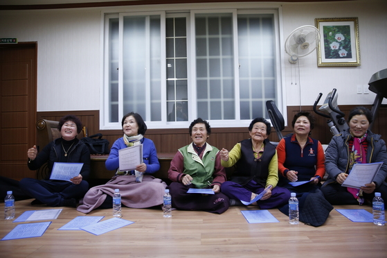 김정숙씨가 전라남도에 위치한 태극기마을 소안도 주민 어르신들과 대화하고 있다.