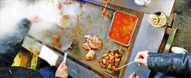 호루몬 야키라고 부르는 소내장 요리는 일본인들이 매우 좋아한다.