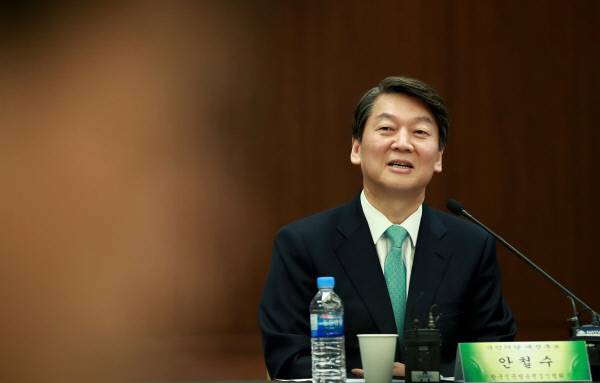 국민의당 안철수 대선후보가 지난 21일 오전 서울 명동 은행회관 컨벤션홀에서 열린 대선후보 초청 편집인협회 세미나에 참석해 언론사 편집인들 질문에 답하고 있다. 연합뉴스