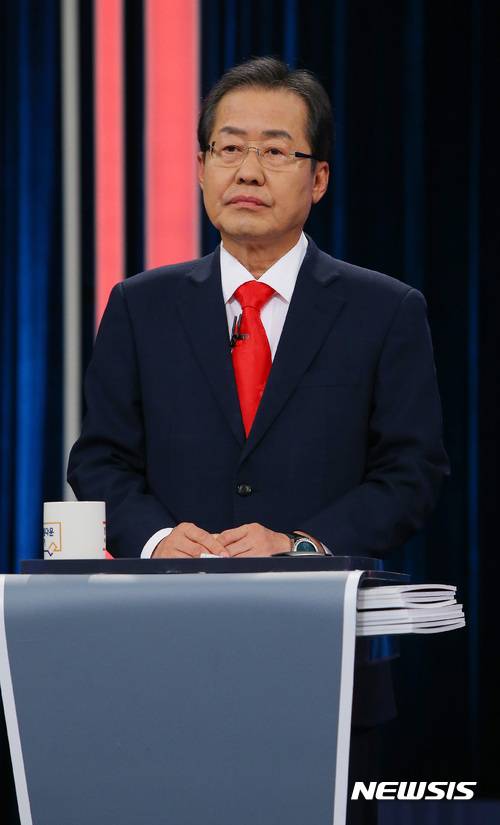 【서울=뉴시스】국회사진기자단 = 23일 오후 서울 영등포구 여의도 KBS 본관에서 열린 중앙선거관리위원회 주최 대선후보 TV토론회에서 홍준표 자유한국당 후보가 스탠딩 토론을 준비하고 있다. 2017.04.23.   photo@newsis.com