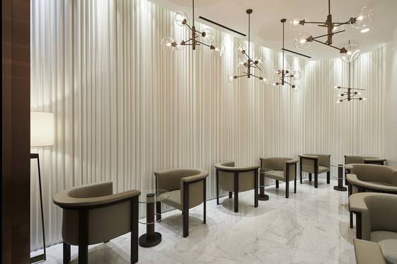 빛이 반사되는 소재를 사용해 롯데월드타워 123 라운지의 로맨틱한 느낌을 강조했다.[사진 태오양스튜디오]