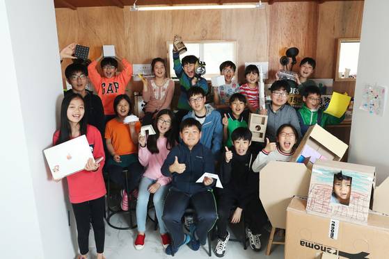 ‘영 메이커 프로젝트’ 이문동 센터 교육에 참가한 학생들이 파이팅을 외치고 있다. [장진영 기자]