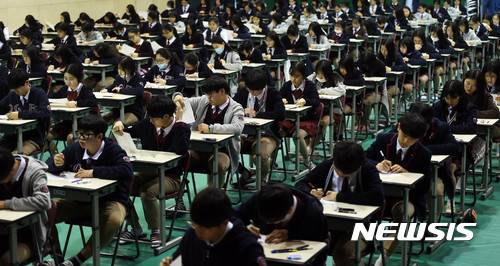 【화성=뉴시스】이정선 기자 = 24일 오전 경기 화성 동탄국제고등학교에서 학생들이 무감독 지필고사 준비를 하고 있다.  동탄국제고는 2011년 개교 이래 학기별 1·2차 지필고사를 시험감독을 두지 않고 양심 시험을 치르고 있다. 2017.04.24.    ppljs@newsis.com