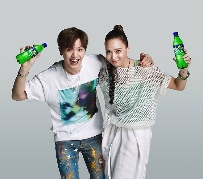 `스프라이트` 모델로 발탁된 육성재(왼쪽)-윤미래. 제공|코카콜라