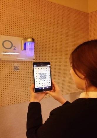 토즈 스터디센터 이용자가 TOC센터 각 공간에 부착된 QR코드를 태블릿 PC로 인식해 산소발생 상태 등 공간 관리 상황을 실시간으로 확인하고 있다.