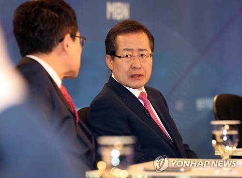 (서울=연합뉴스) 김현태 기자 = 자유한국당 홍준표 대선후보가 26일 오전 서울 종로구 세종문화회관에서 열린 방송기자클럽 초청 토론회에서 질문에 답하고 있다. mtkht@yna.co.kr
