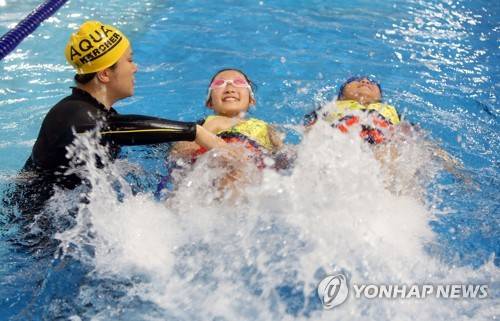 (제주=연합뉴스) 전지혜 기자 = 26일 제주시 삼성초등학교 수영장에서 외도초등학교 학생들이 생존수영 교육을 받고 있다. 2017.4.26      atoz@yna.co.kr