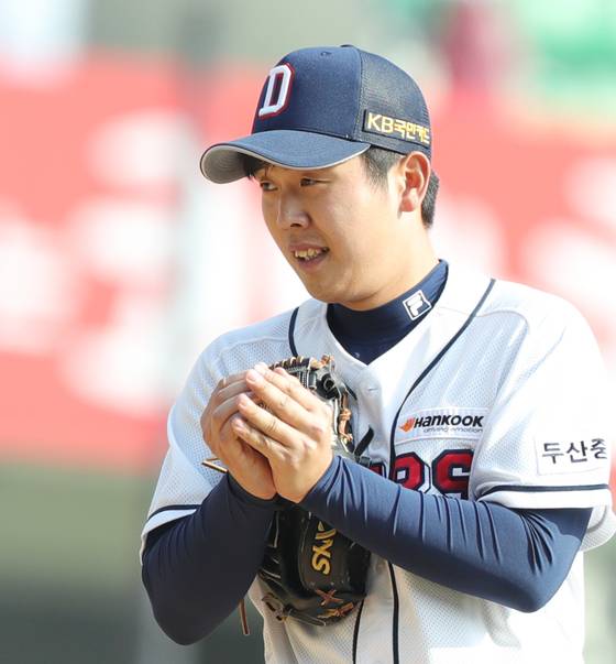 2017 타이어뱅크 kbo 리그 프로야구 시범경기 삼성 라이온즈-두산 베어스 전이 23일 잠실야구장에서 진행됐다. 두산 김명신이 8회초 역투 전 투구를 만지고 있다.
