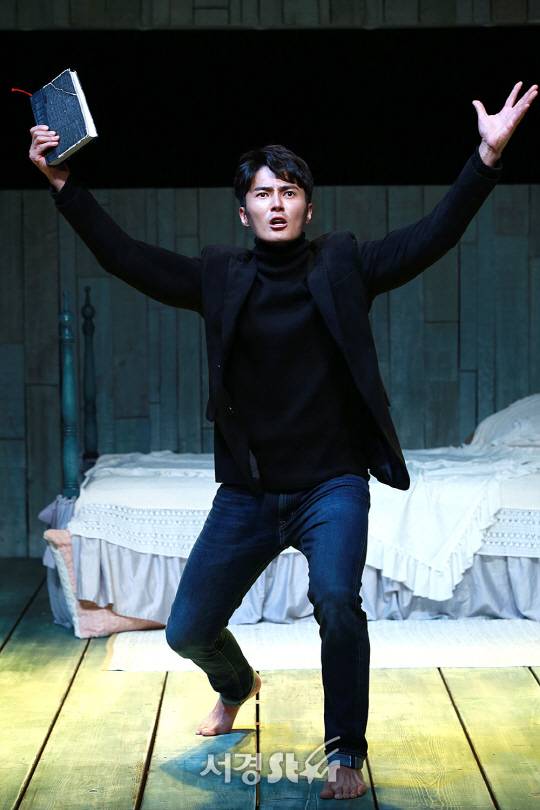 배우 조동혁이 ‘미친키스’ 프레스콜에서 연기를 하고 있다.