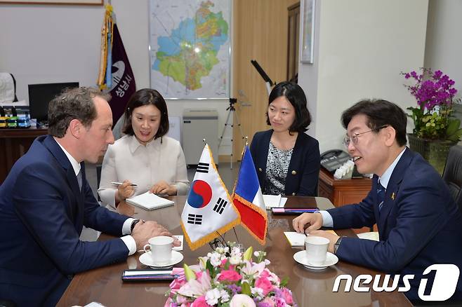 이재명 시장과 파비앙 페논 주한 프랑스 대사가 협력 방안 등을 논의하고 있다.(성남시 제공)© News1